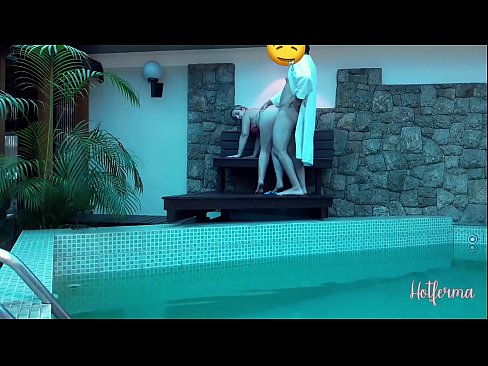 ❤️ Baas noeget faam nei it swimbad, mar koe net wjerstean in hot ️ Porno fb by wy