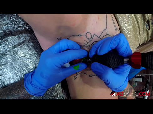 ❤️ Ekstreem tattooed hottie Sully Savage krige in tattoo op har klitoris ️ Porno fb by wy