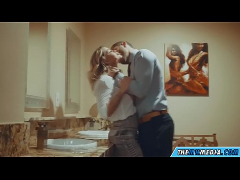 ❤️ As in busty blonde jo ferliedt yn in iepenbier toilet ️ Porno fb by wy